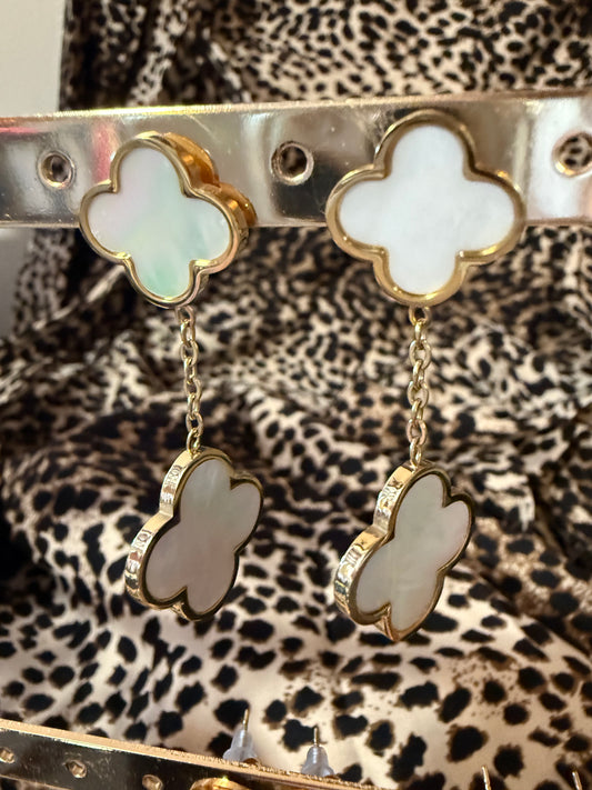 Boucles d’oreilles trèfle blanc