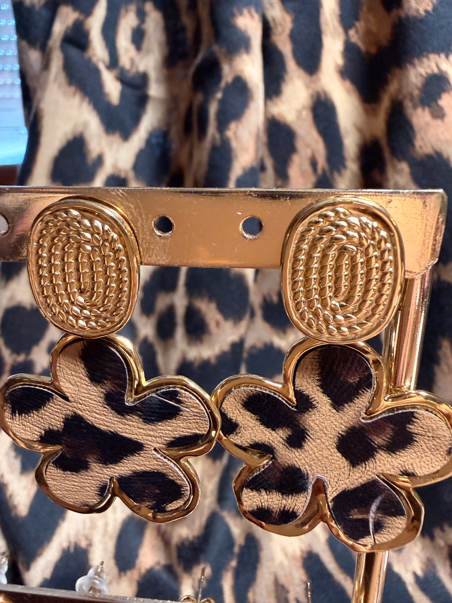 Boucle d’oreille fleur léopard